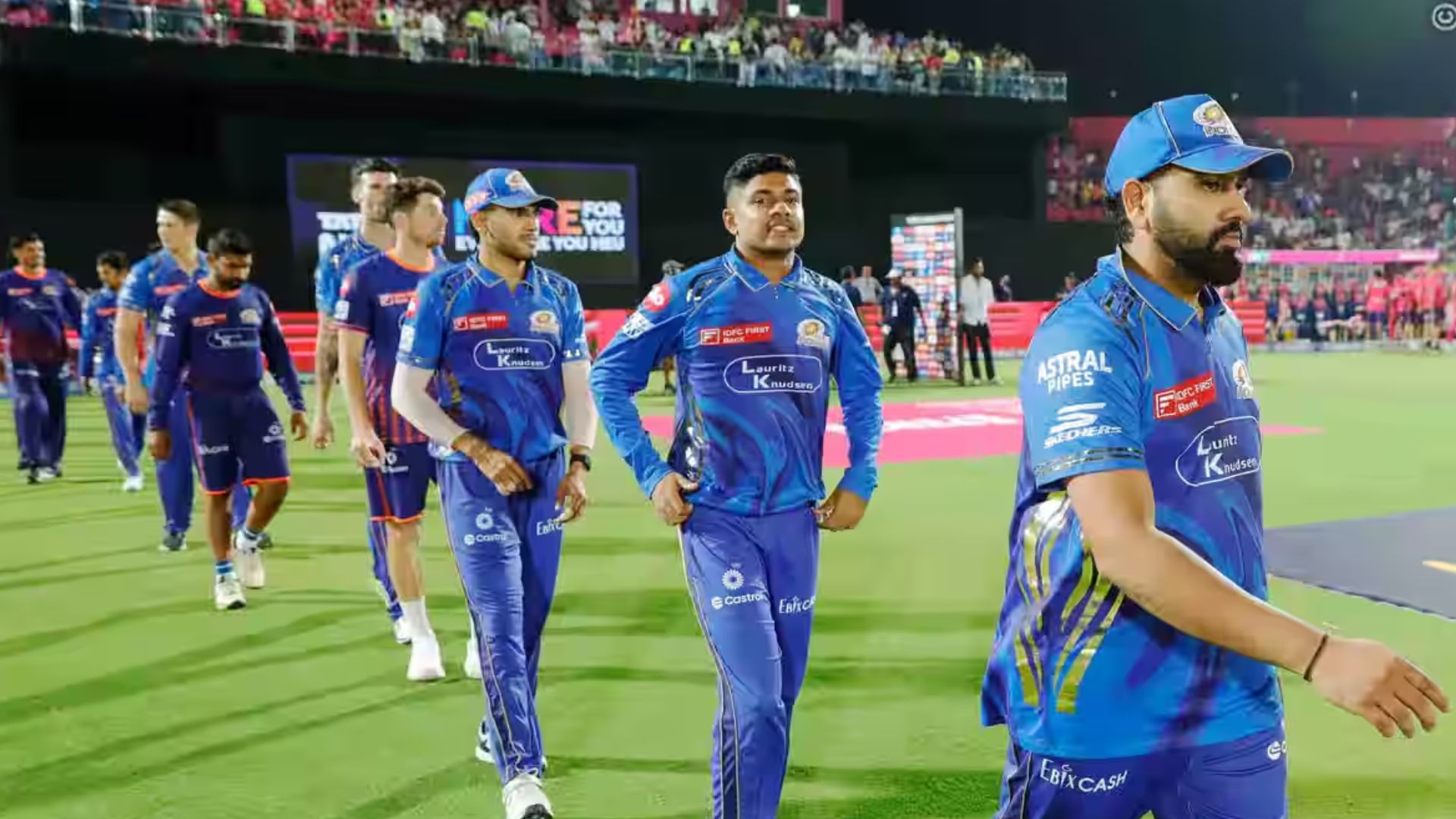 IPL की वापसी पर मुंबई इंडियंस को लगे 2 बड़े झटके IPL की वापसी पर मुंबई इंडियंस को लगे 2 बड़े झटके