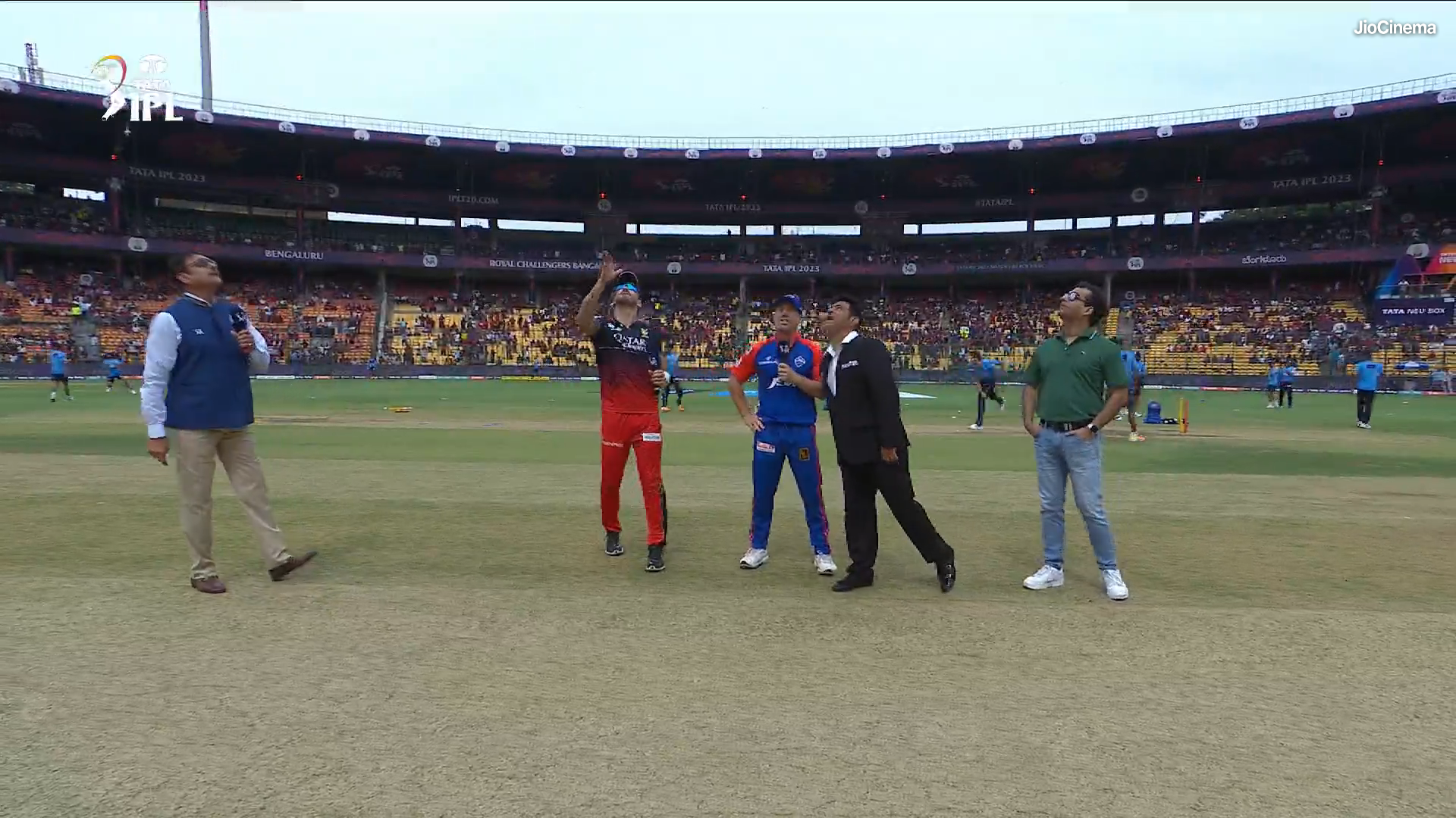 RCB vs DC: टॉस जीतकर डेविड वॉर्नर ने चुनी गेंदबाजी, 10 करोड़ी को प्लेइंग-XI में मिली जगह तो बाहर हुए...