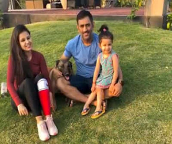 अपने घर पर भी चेन्नई सुपर किंग्स की जर्सी पहनते हैं महेंद्र सिंह धोनी, साक्षी धोनी ने दिखाया वीडियो