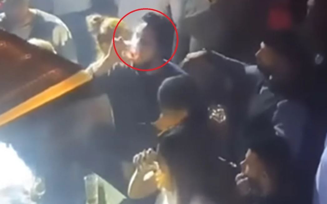 shahrukh khan son aryan khan was seen drinking alcohol at party