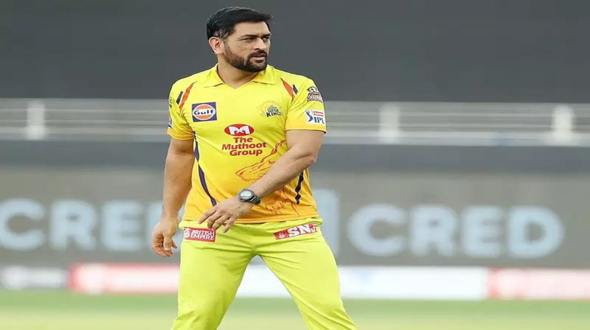घर में आए नए मेहमान की खातिरदारी करते दिखे एमएस धोनी, बॉडी पर मालिश करते वायरल हुआ Video