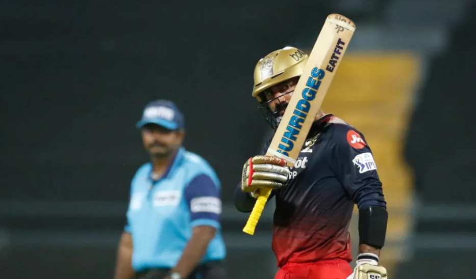 पूरे सीजन हीरो रहे Dinesh Karthik आखिरी मैच में बने विलेन, ऐसी गलती को कभी माफ नहीं करेंगे RCB फैंस
