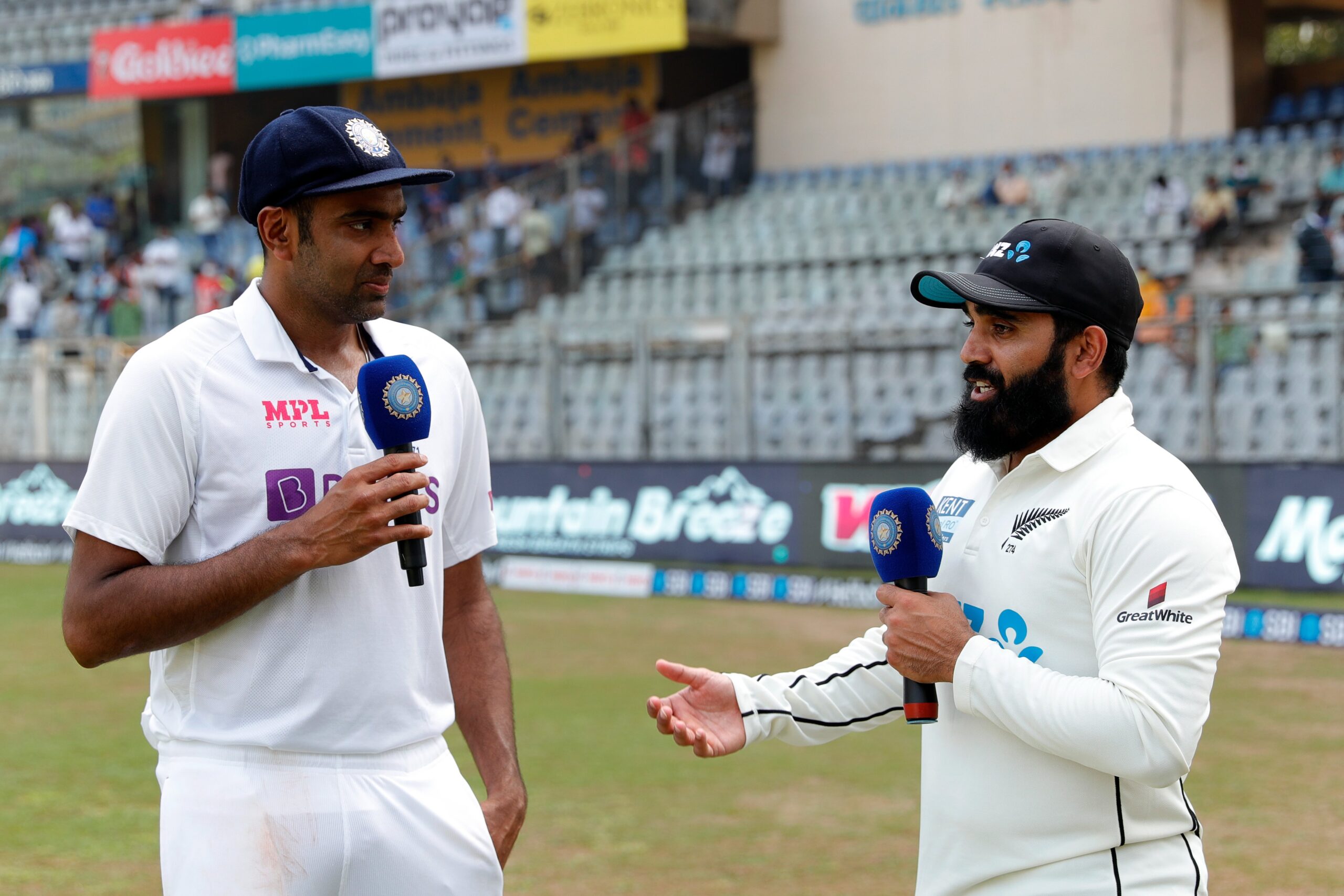 IND vs NZ 2021: Ajaz Patel को भारतीय टीम ने ख़ास अंदाज में दी बधाई, अश्विन ने भेंट किया एक ख़ास तोहफा