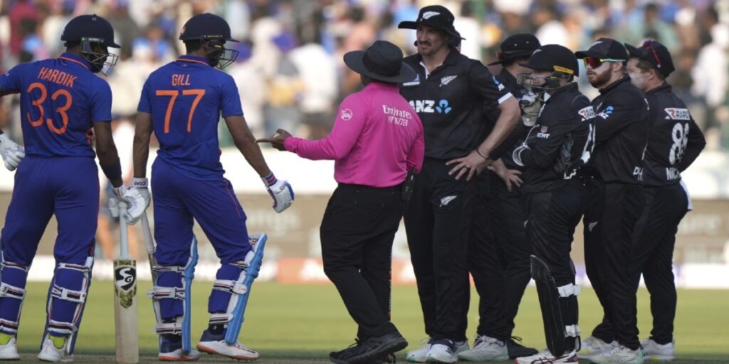 IND vs NZ: टॉस जीतकर रोहित शर्मा ने चुनी गेंदबाजी, प्लेइंग-XI में सूर्या-शमी को दिया मौका, तो ये 3 ब...