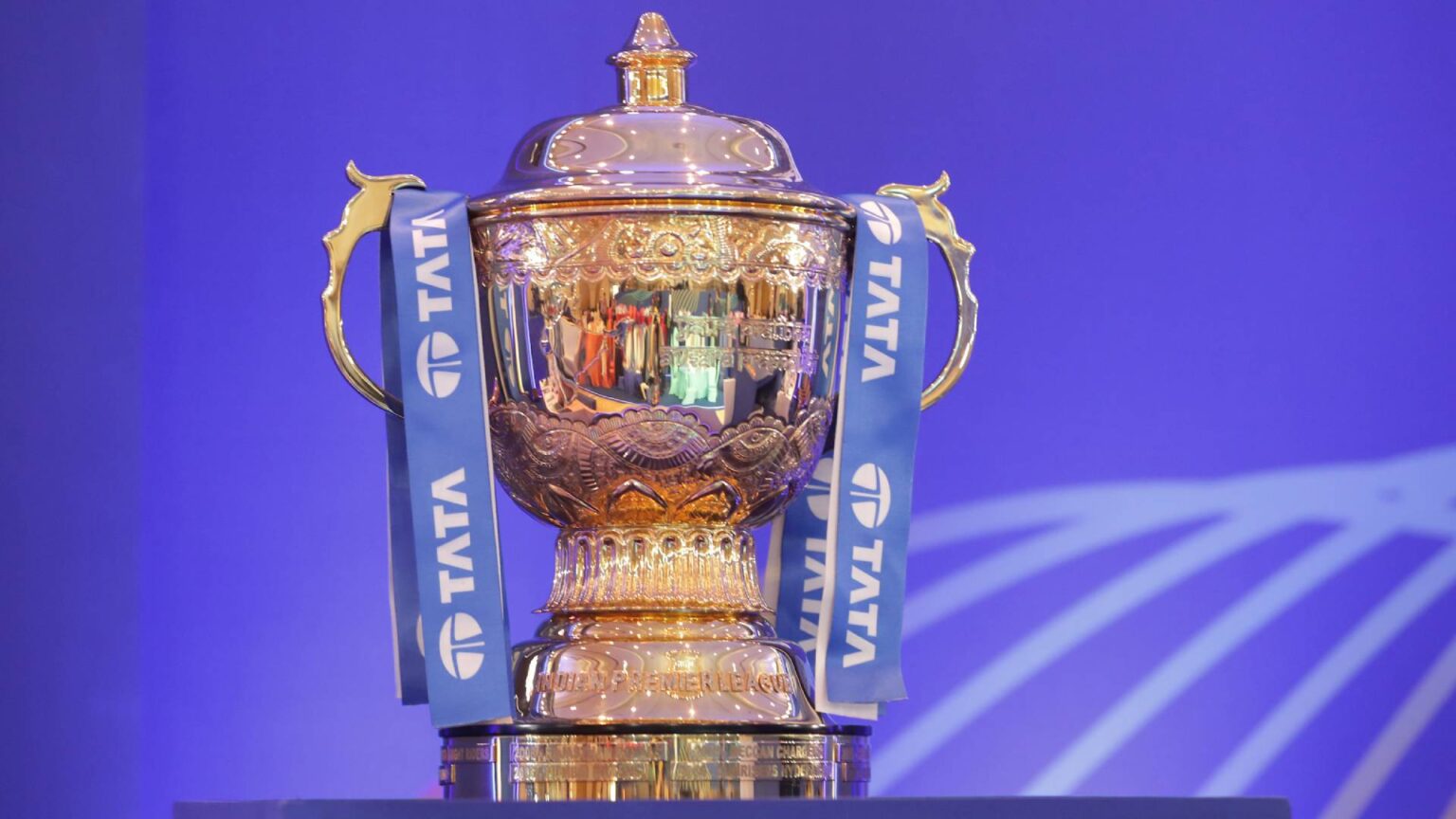 जब IPL में कमेंटेटर ने महिला एंकर को LIVE के दौरान अचानक गोद में उठा लिया, वायरल हो गई थी हरकत