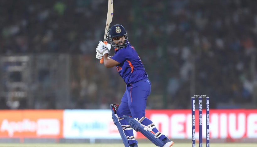 "ये कब खेलना सीखेगा", Rishabh Pant फिर गैर जिम्मेदार तरीके से हुए OUT, सोशल मीडिया पर खूब हुई फजीहत