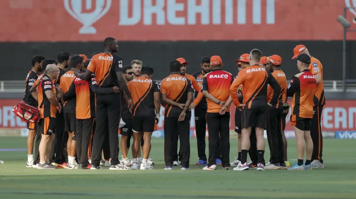सनराइजर्स हैदराबाद के लिए आई एक और बुरी खबर, IPL 2021 के दूसरे हाफ से घर लौटा ये विदेशी खिलाड़ी