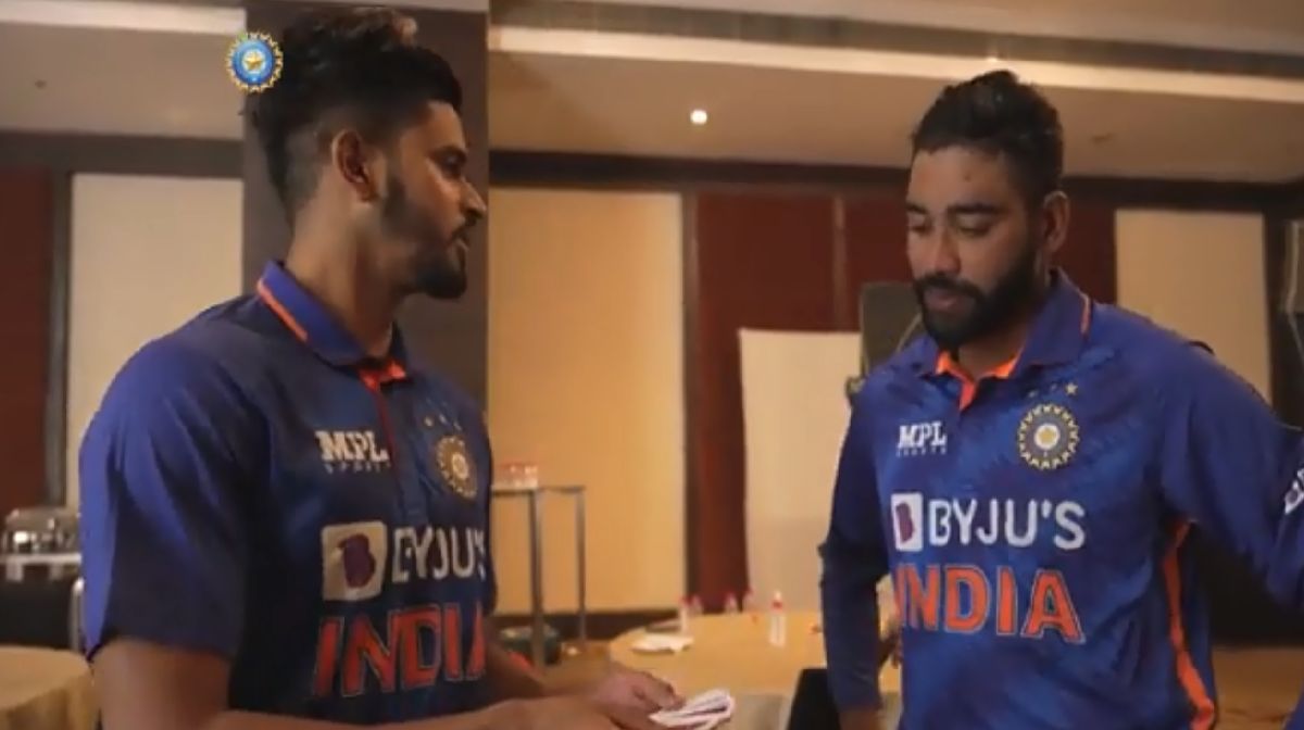 Shreyas Iyer shows Siraj the card magic
