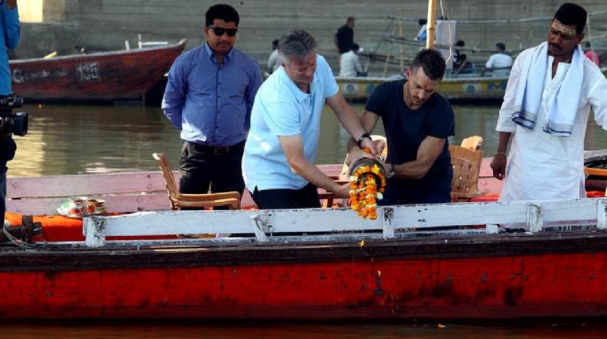 Steve Waugh visits banks of ganges in varanasi For Friends