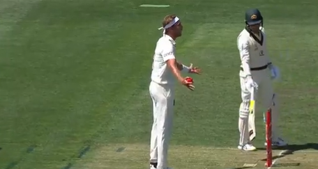 VIDEO: बीच मैदान झुलझुला गए Stuart Broad, विराट कोहली की तरह ब्रॉडकास्टर्स पर निकालने लगे गुस्सा