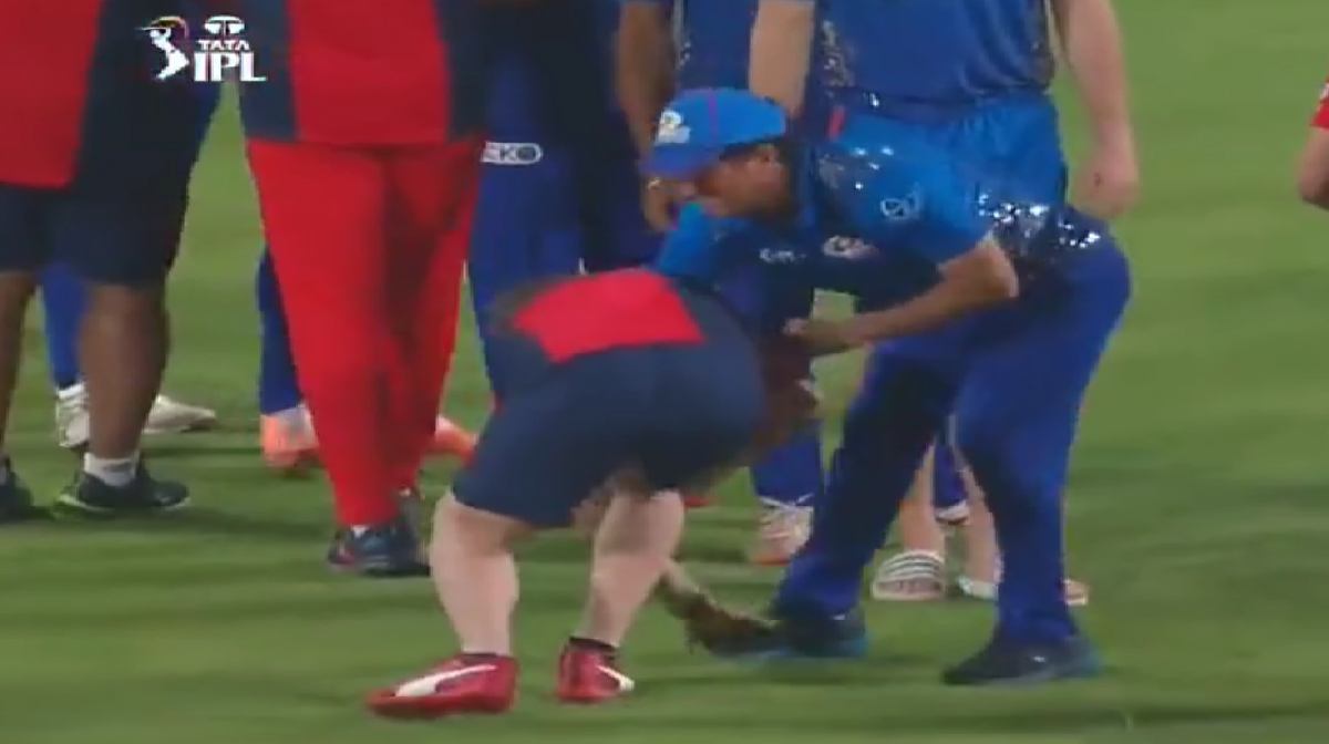 VIDEO-Jonty Rhodes yesterday tried to touch Sachin Tendulkar feet after the match