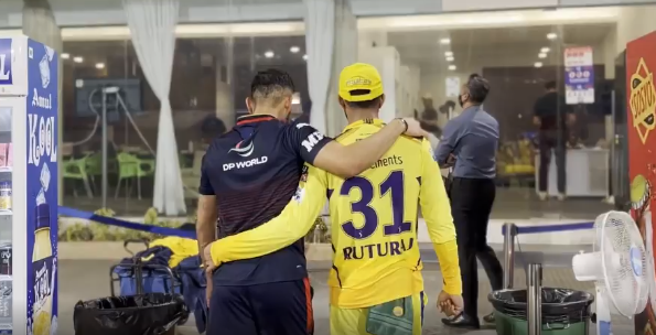 Virat Kohli giving Tips to Ruturaj Gaikwad IPL 2022