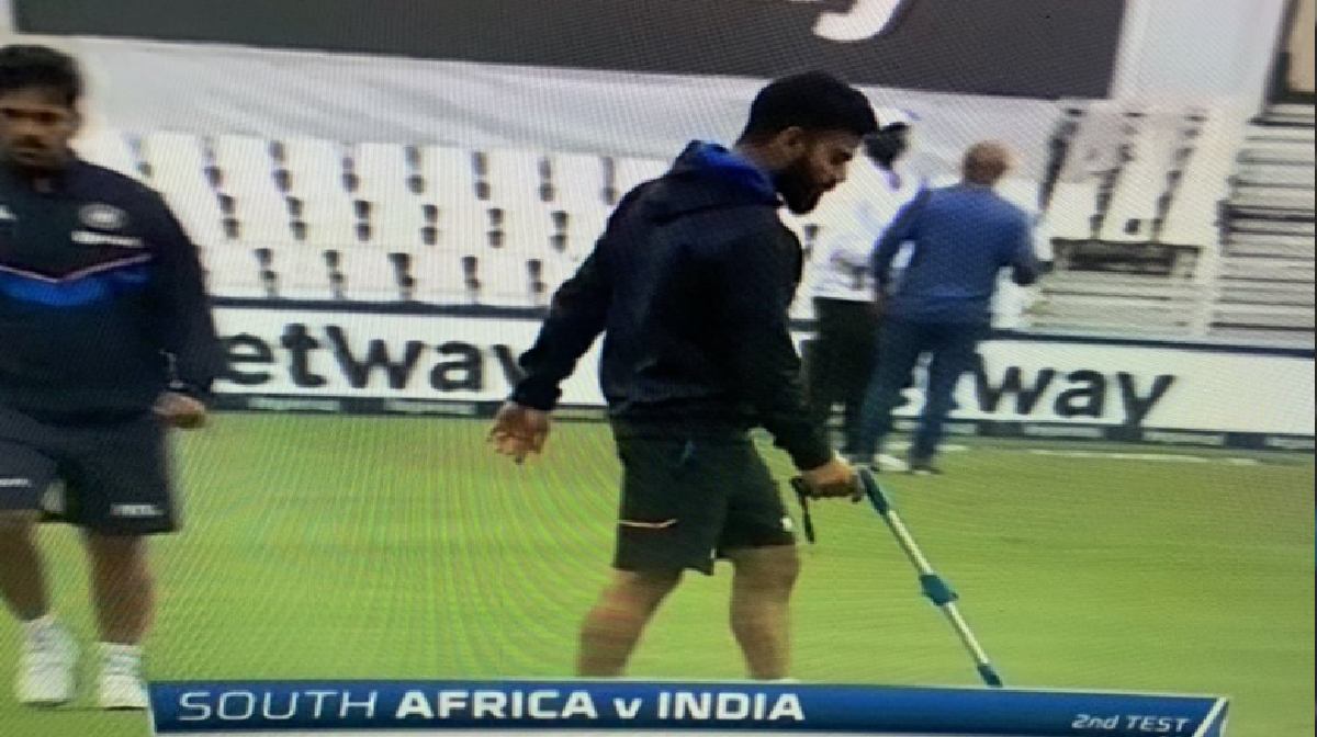 Virat Kohli helps the groundsman on the 4t day