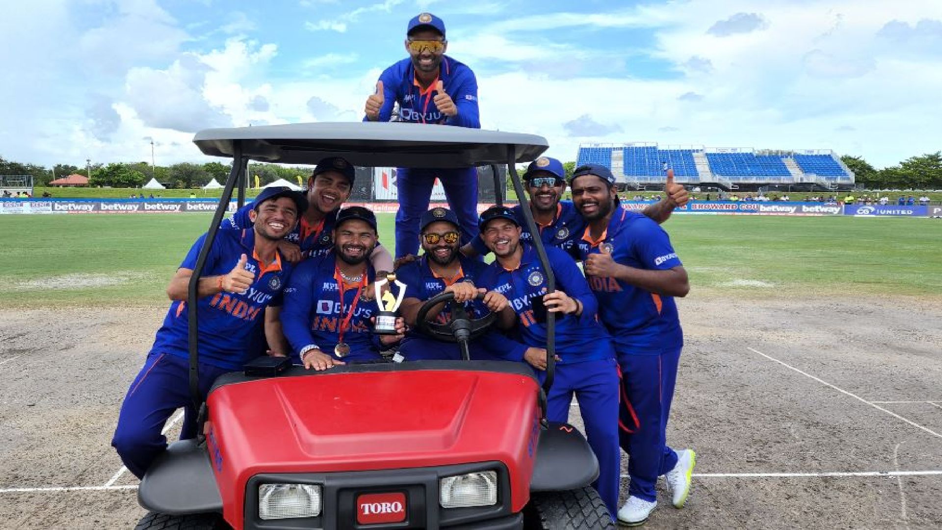 WI vs IND the indian team take a victory lap after completing a 4-1 t20i series win video