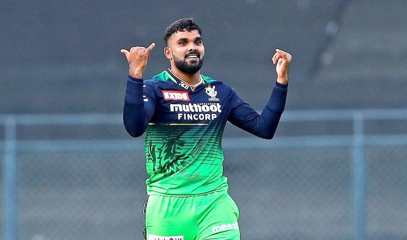 IPL 2022: पर्पल कैप के लिए हसरंगा निकले कुलदीप से आगे, फाफ ने ऑरेंज कैप की रेस में ली एंट्री