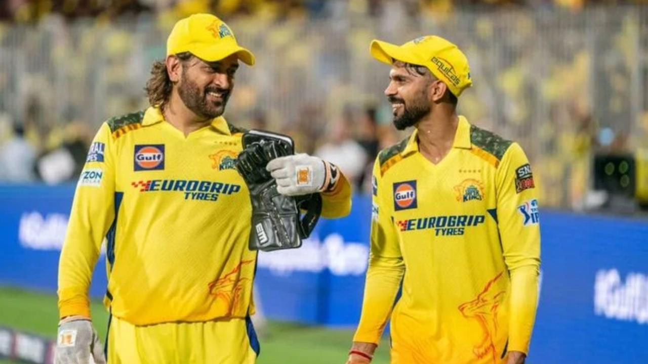 Who Will Be New Captain Of CSK MS Dhoni Himself Revealed Name Of This Player Through Gestures Who Will Be New Captain Of CSK MS Dhoni Himself Revealed Name Of This Player Through Gestures