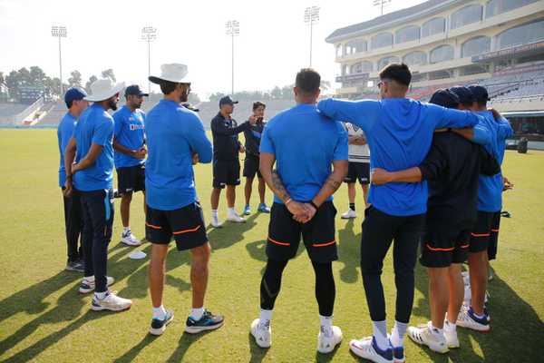 Sairaj bahutule and apurva desai with team india
