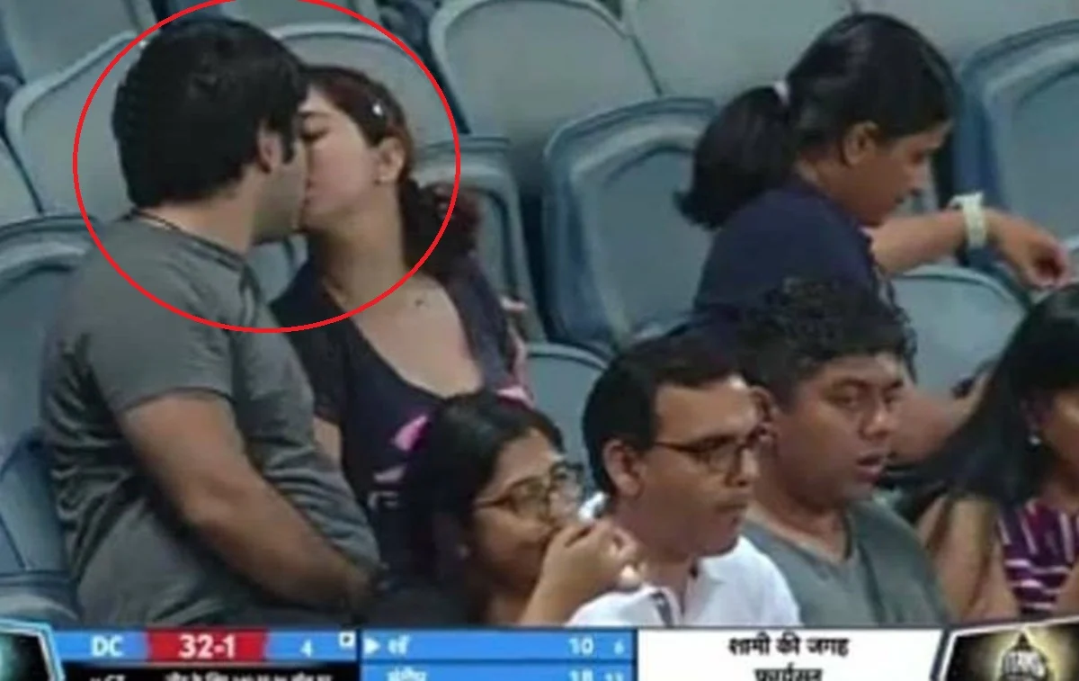 coupl kissing in IPL match