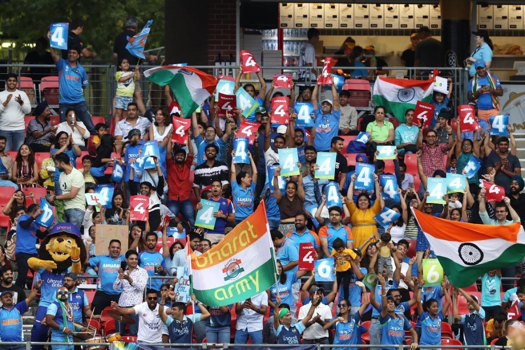 INDvsENG: 317 रनों से मैच जीतने के बाद विराट कोहली ने खिलाड़ियों को नहीं बल्कि इन्हें दिया जीत का श्...