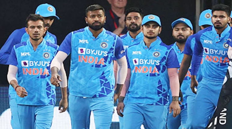 हार्दिक पांड्या के गले की हड्डी बन गया है रोहित शर्मा का चहेता खिलाड़ी, किसी भी वक्त हो सकता है टीम स...