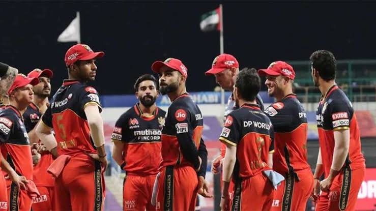आरसीबी की टीम इन 4 खिलाड़ियों को IPL 2022 मेगा ऑक्शन से पहले कर सकती है रिटेन