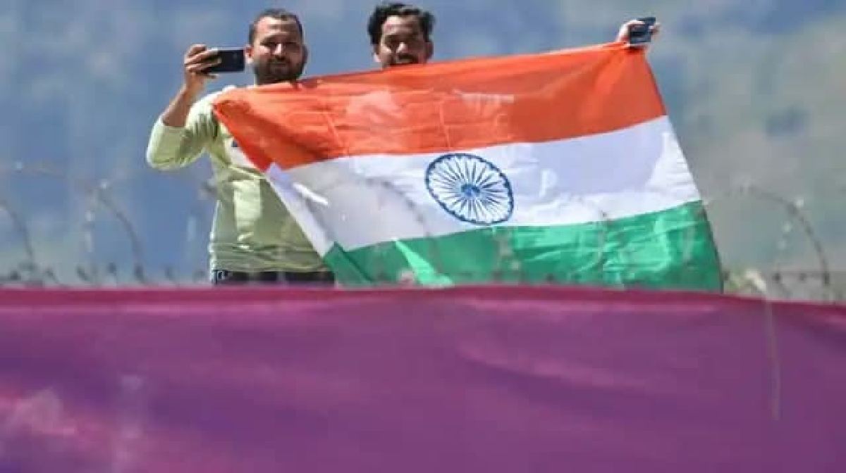 ind vs sa 1st odi team india fans waving the flag from outside