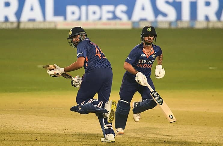 IND vs WI: IPL में सबसे महंगे बिके बल्लेबाज को Rohit Sharma टिप्स देते आए नजर, फैंस ने जमकर की कप्ता...