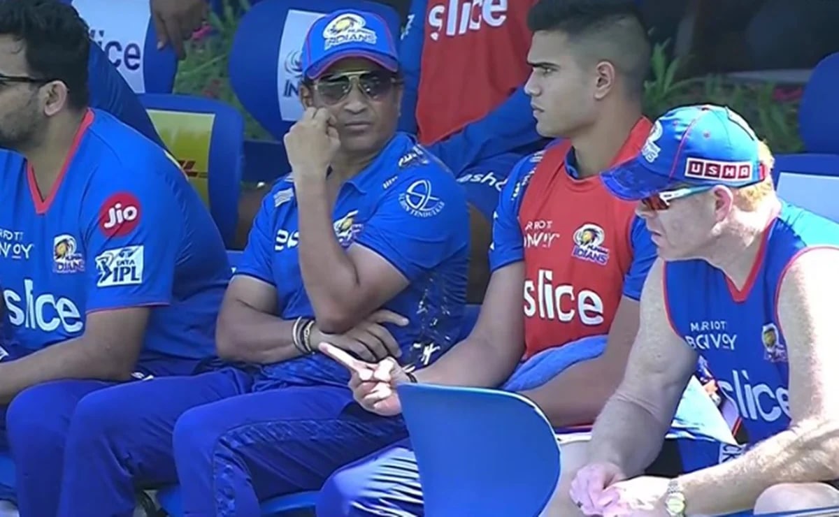 arjun tendulkar with his father sachin tendulkar in dugout