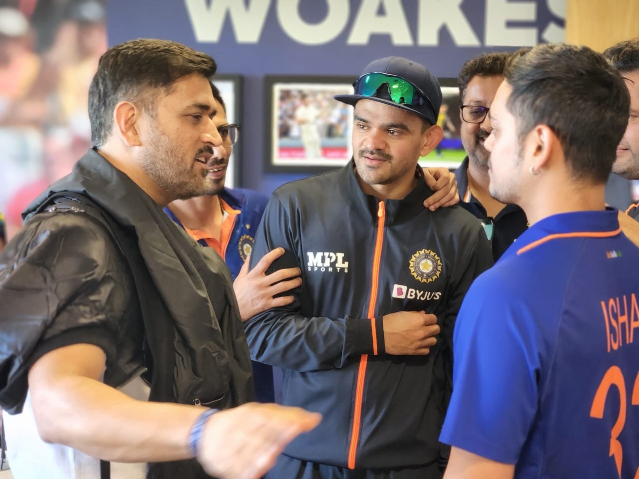दूसरे T20के बाद टीम इंडिया के ड्रेसिंग रूम में हुई धोनी की एंट्री, अपने बीच माही को देख युवाओं का जो...