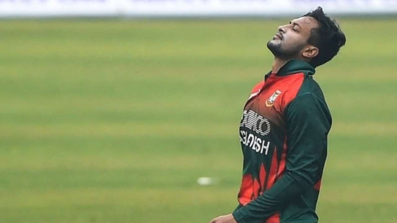 Shakib Al Hasan ने भीड़ को देख खोया आपा, अपने ही फैंस के मुंह पर जड़े थप्पड़ ही थप्पड़, VIDEO वायरल