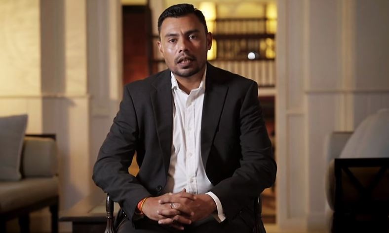 Pakistan cricketer danish kaneria got angry on fan on youtube live