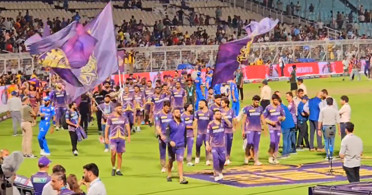 video after kkr defeated mumbai in ipl 2024 players hoisted the flag on the eden gardens stadium