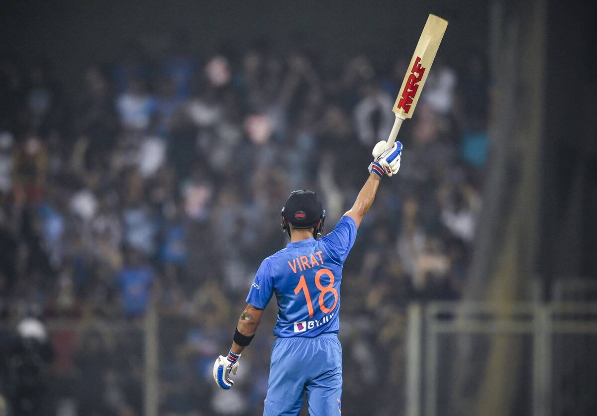VIDEO: दिल्ली में घर वापसी कर Virat Kohli पर चढ़ा डांस का खुमार, 40 हजार दर्शकों के बीच जमकर मटकाई कम...