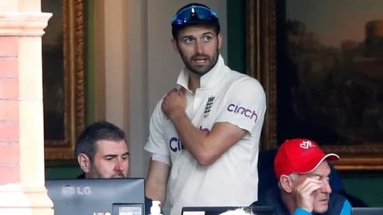 इंग्लैंड को लगा एक और झटका, मार्क वुड तीसरे टेस्ट मैच से हुए बाहर, जानिए कौन सा खिलाड़ी लेगा उनकी जगह
