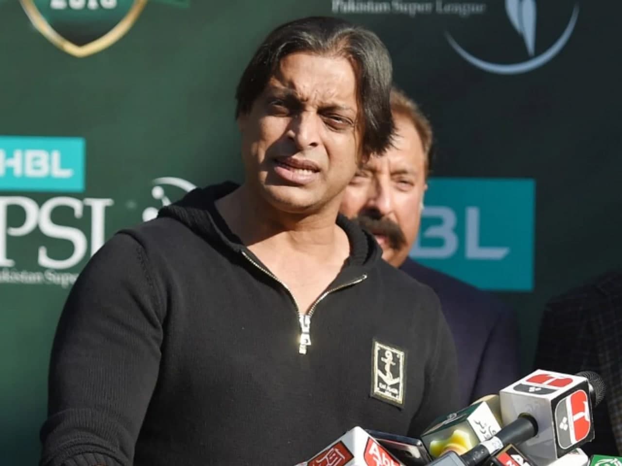 Shoaib Akhtar insulted on live television-ptv