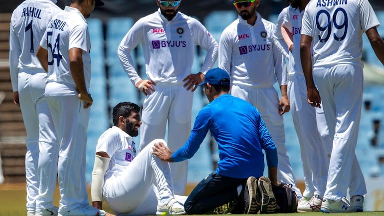 SA vs IND: गेंदबाजी करते हुए Jasprit Bumrah को हुई इंजरी, दर्द से कराहते हुए मैदान पर ही लेट गए, देखें वीडियो