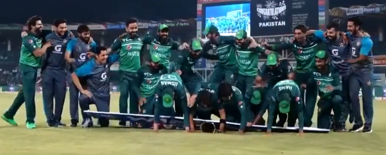  Pakistan team Players fell badly while celebrating