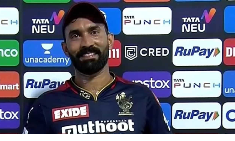 dinesh karthik Replied to the fans poster in the rcb vs dc match the tweet will win hearts ipl 2022