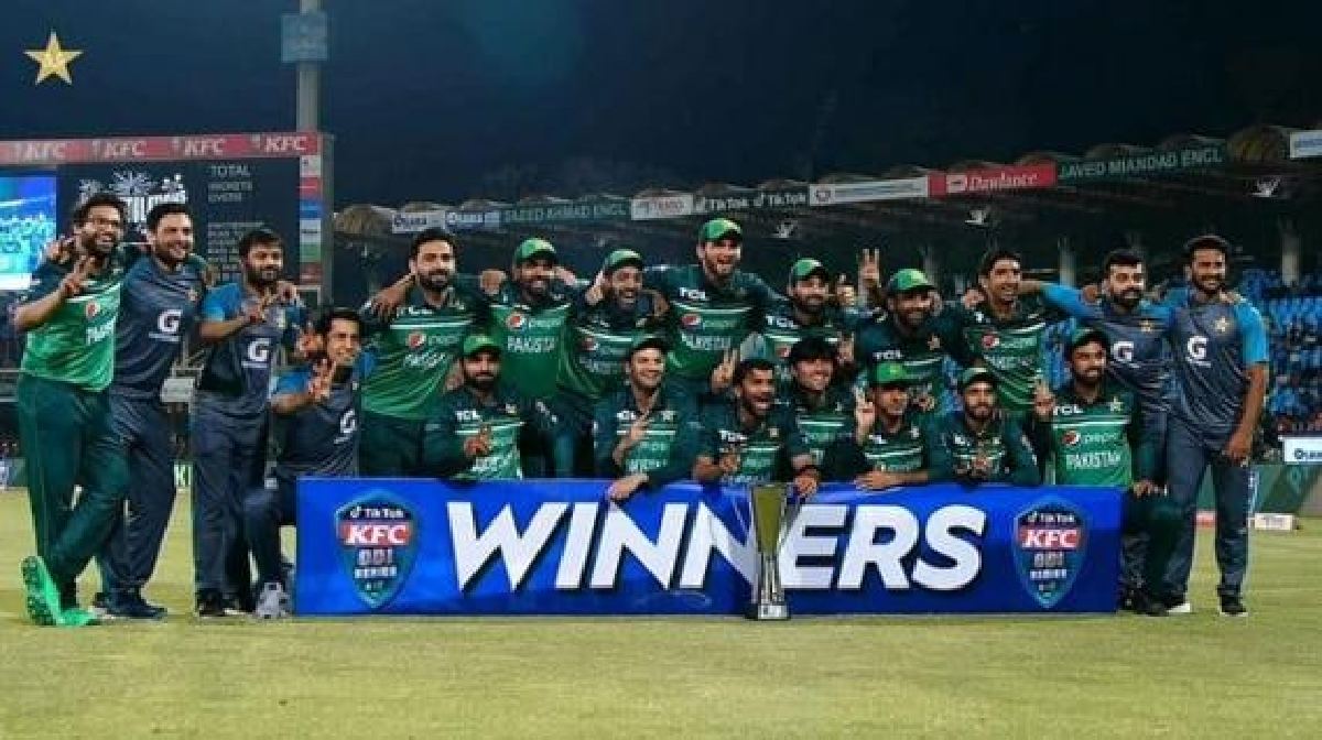 Pakistan team fell badly while celebrating- see Video