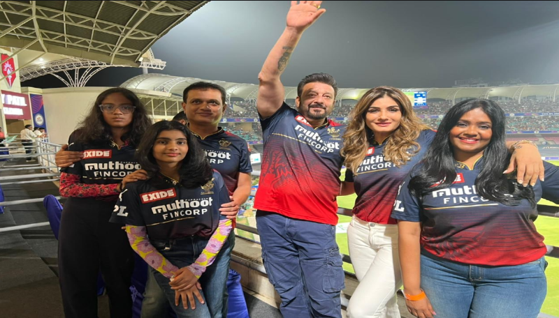 Sanjay Dutt and Raveena Tandon reached the stadium to support RCB