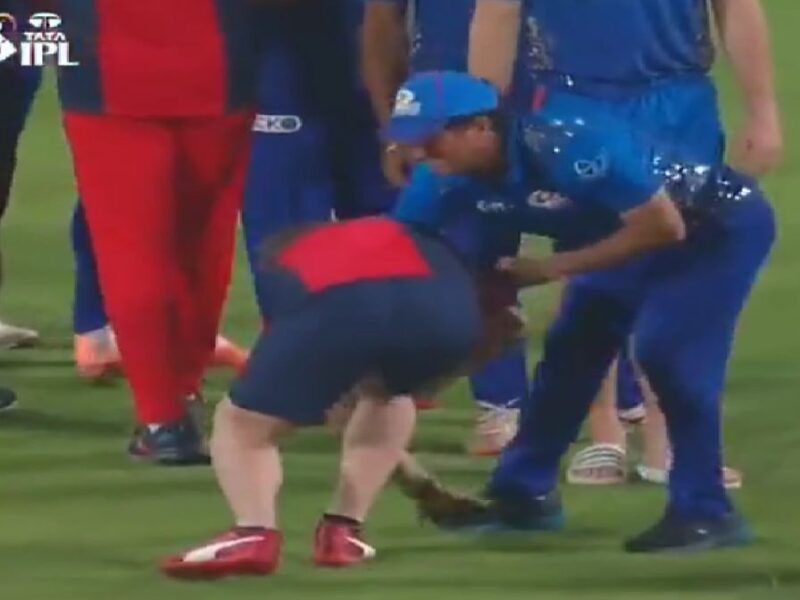 VIDEO-Jonty Rhodes yesterday tried to touch Sachin Tendulkar feet after the match