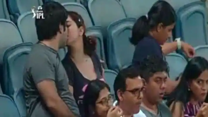 coupl kissing in IPL match