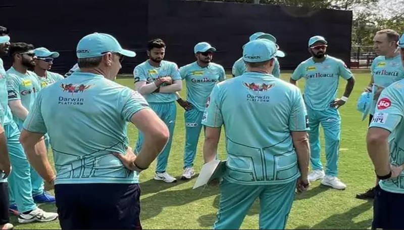 Marcus Stoinis from LSG, KL Rahul welcomed with jersey
