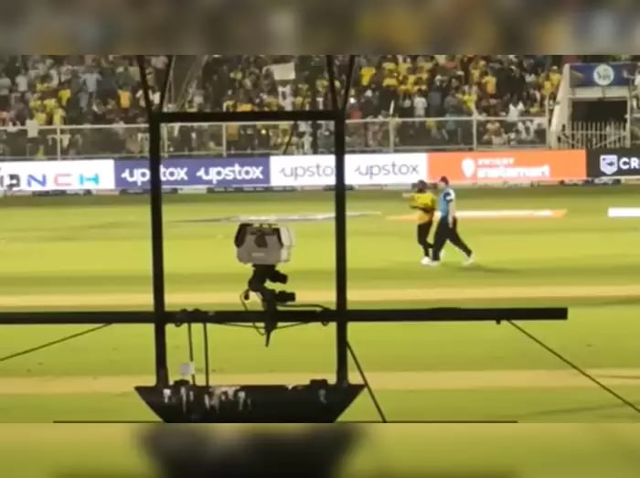  MS Dhoni fan broke the security for meet him in IPL 2022