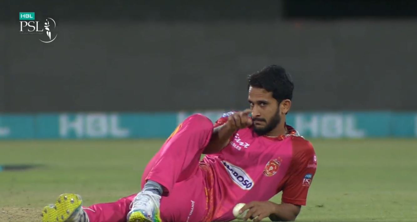 लाइव मैच में गेंदबाजी छोड़ ड्रामा करने लगे हसन अली, रजनीकांत स्टाइल में बल्लेबाज को दे डाली धमकी, वायरल हुआ VIDEO