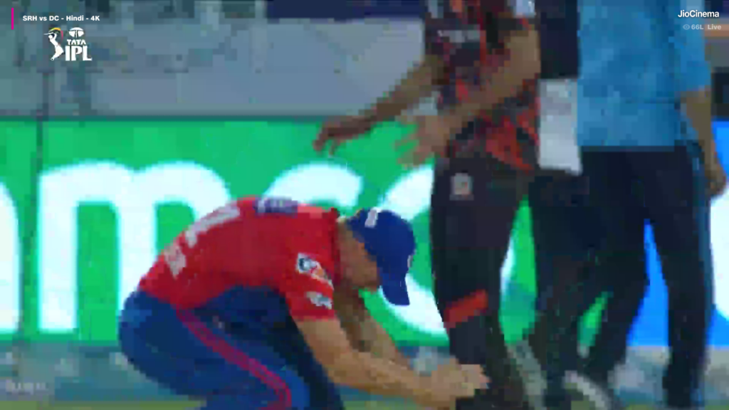मैच से पहले भुवनेश्वर कुमार के कदमों में जा गिरे डेविड वॉर्नर, इस वजह से छूए पैर, वायरल हुआ दिल छू लेने वाला VIDEO