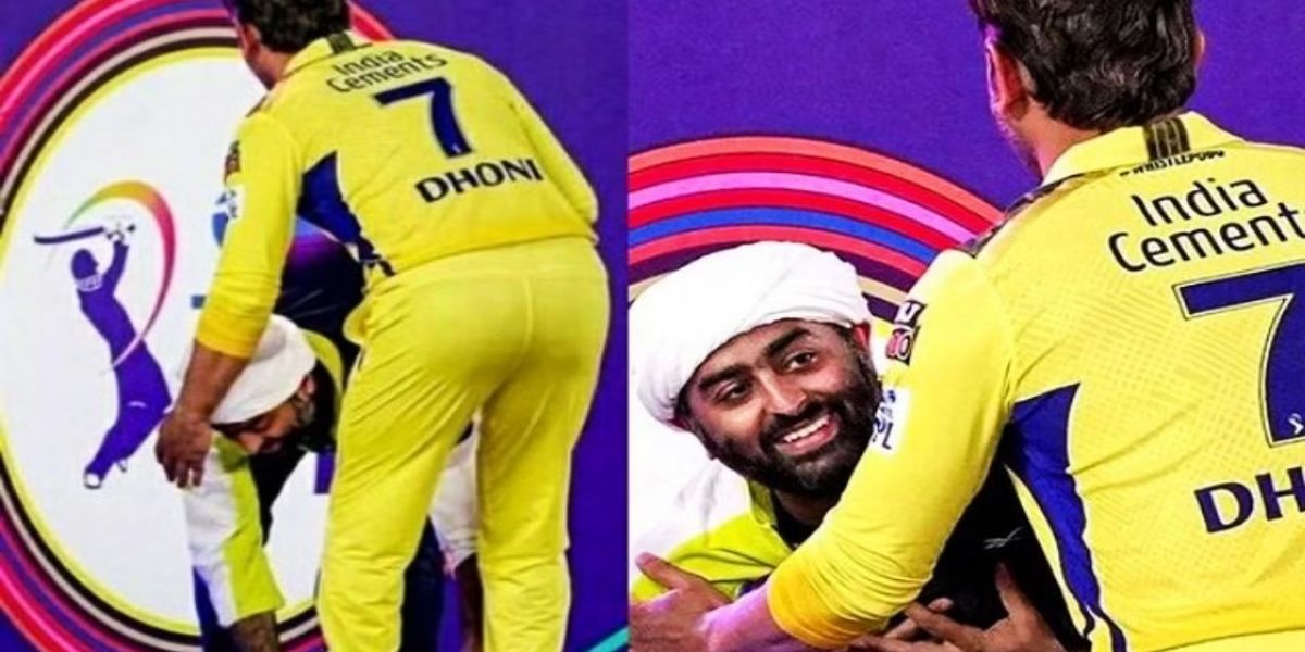 Arjit Singh touced the feet of MS Dhoni