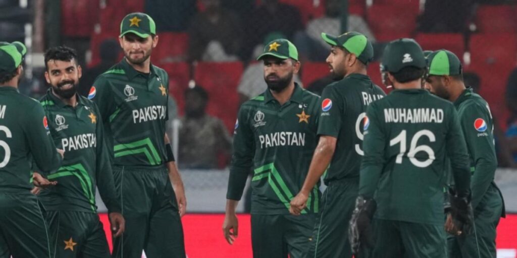 पाकिस्तान टीम को लगा बड़ा झटका, वर्ल्ड कप 2023 के बीच ये खूंखार खिलाड़ी लौट रहा है अपने देश, टेंशन में बाबर आजम