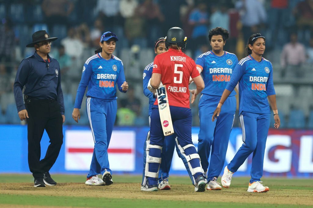 23 साल की लड़की ने बचाई भारत की लाज, टीम इंडिया ने आखिरी 10 मिनट में रोका सूपडा साफ, इंग्लैंड को 5 विकेटों से दी मात