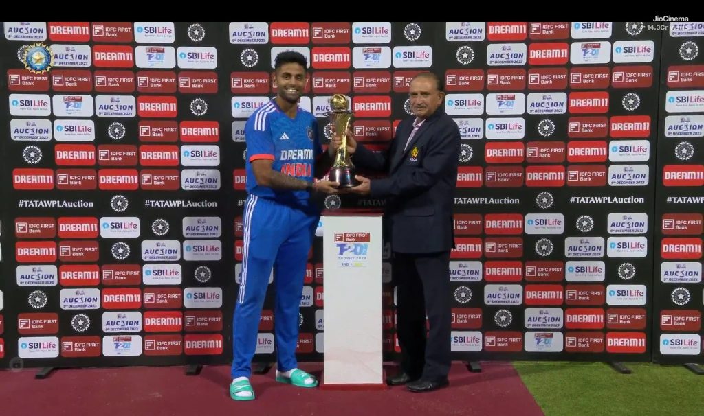 सीरीज जीत के बाद सूर्यकुमार यादव ने रिंकू सिंह को थमाई ट्रॉफी, तो सबसे बड़े मैच विनर को किया जश्न से बाहर! VIDEO वायरल